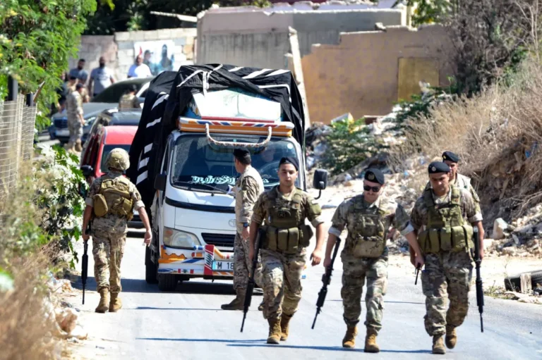 مخيم «عين الحلوة» الفلسطيني في جنوب لبنان يبدأ تسليم السلاح