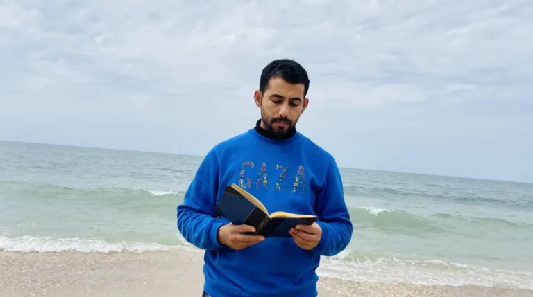 مصعب أبو توهة… عبَر من غزة إلى نيويورك في «طريق غير آمن»