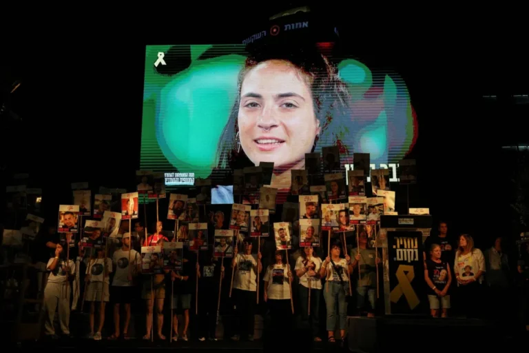 عائلات الرهائن الإسرائيليين تحضّ ترمب على التمسك باتفاق غزة