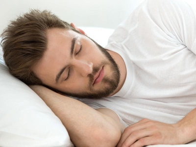 دراسة تحذر من شرب كوب الماء المتروك بجوار السرير
