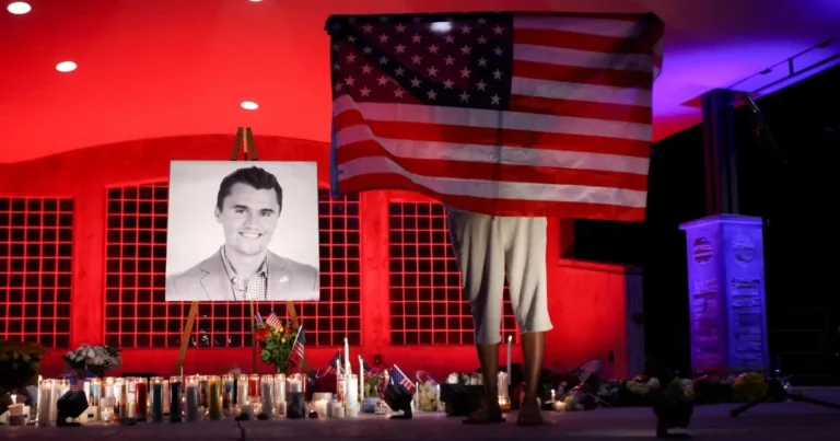 “هذه حرب”.. هجوم يميني ضار على الديمقراطيين بعد اغتيال كيرك