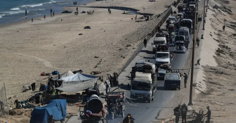 فلسطينيون يعودون إلى مدينة غزة رغم القصف الإسرائيلي