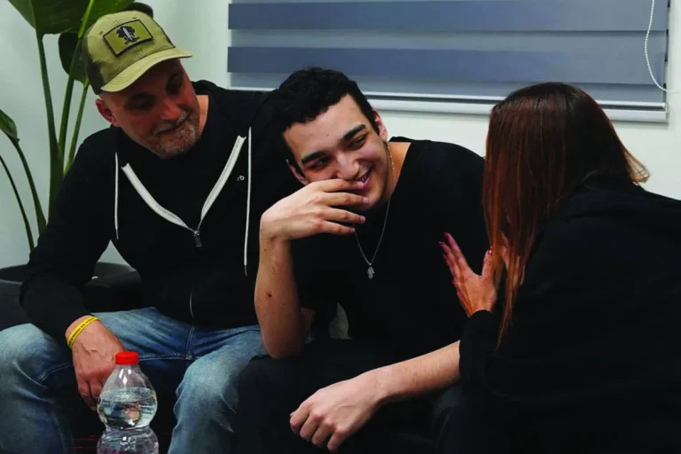 ترمب يلتقي اليوم برهينة إسرائيلي أميركي أفرجت عنه «حماس» في مايو