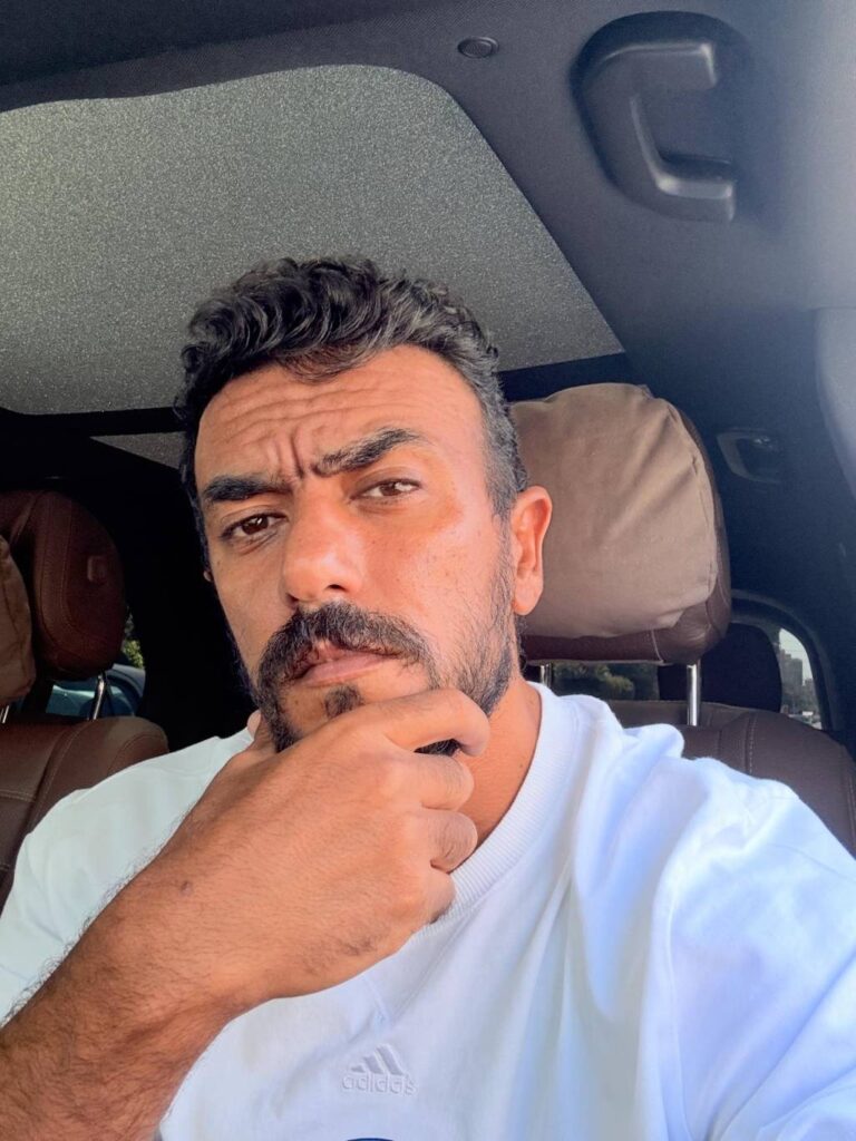 ناقدة فنية تشنّ هجوماً حاداً على أحمد العوضي