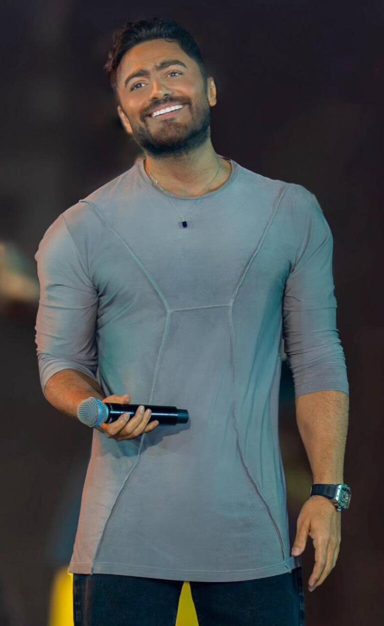 تامر حسني يشعل مواقع التواصل برفضه هدية من معجبة (فيديو)