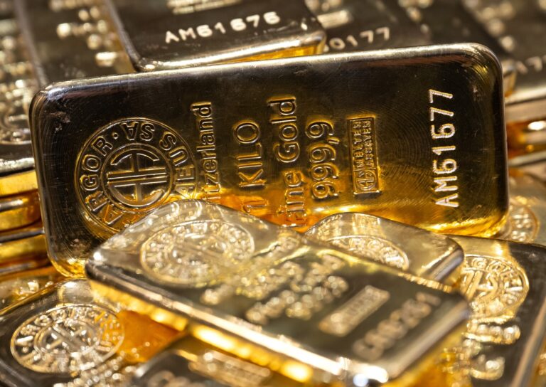 انخفاض أسعار الذهب إلى ما دون 4000 دولار أمريكي لأول مرة منذ 10 أكتوبر