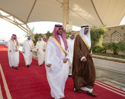 الأمير تركي بن محمد ينقل تعازي القيادة في وفاة علي الصباح