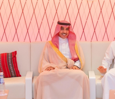 وزير الإعلام يبحث حقوق بث مباريات الأخضر خلال زيارته للدوحة