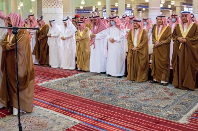 أمير الرياض يؤدي صلاة الميت على الأميرة هيفاء بنت تركي
