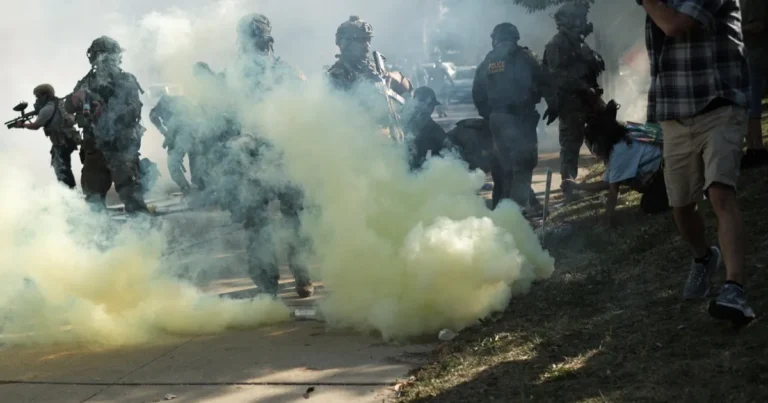 حاكم إلينوي يندد بـ”غزو ترمب” بعد إرسال الحرس الوطني لشيكاجو