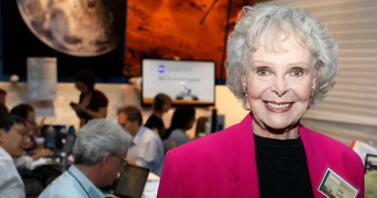 وفاة الممثلة جون لوكهارت بطلة مسلسل Lost in Space عن 100 عام