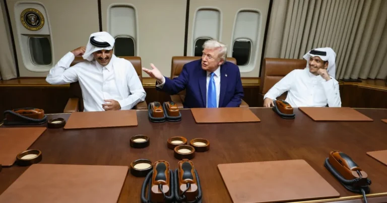ترمب يستقبل أمير قطر على طائرة الرئاسة في قاعدة العديد