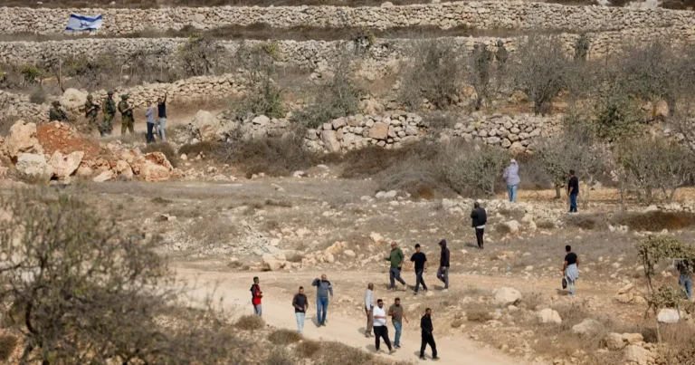 الجيش الإسرائيلي والمستوطنون ينفذون تهجيراً قسرياً بالضفة