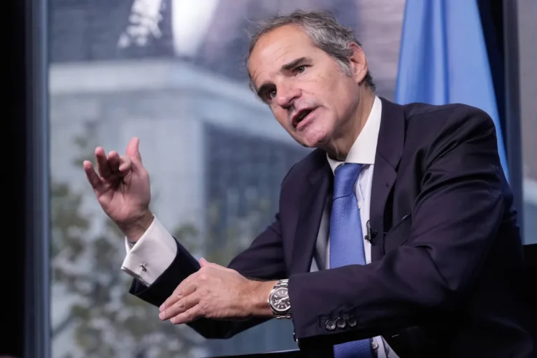 غروسي يحث طهران على تجنب «المواجهة» مع الغرب