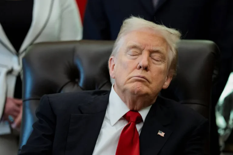 إرهاق أم نُعاس؟… صور لترمب في البيت الأبيض تثير انتقادات وتساؤلات