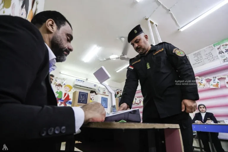 العراق… النازحون وعناصر القوات الأمنية يدلون بأصواتهم في «الاقتراع الخاص»