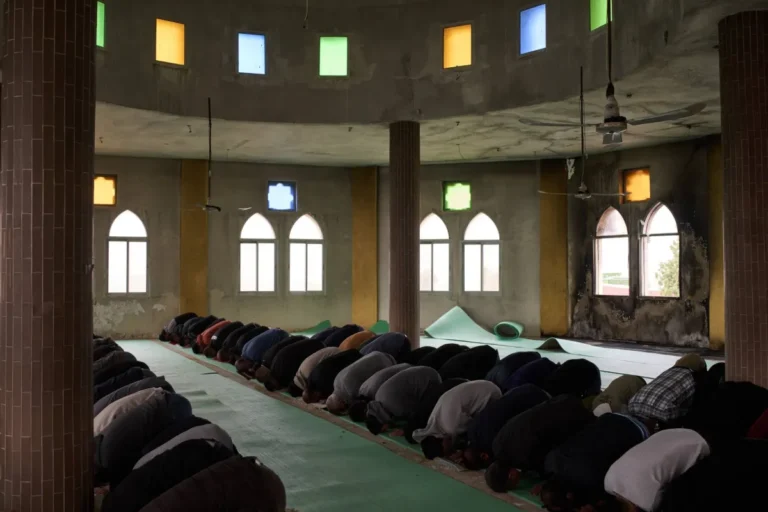 فلسطينيون يؤدون صلاة الجمعة في مسجد أحرقه مستوطنون بالضفة