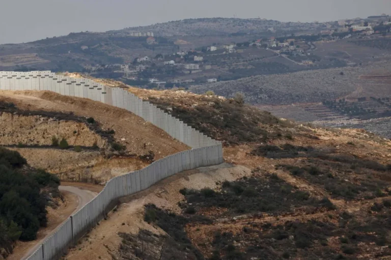 تل أبيب تضغط على بيروت بـ«الجدار» وتعتدي على «اليونيفيل»