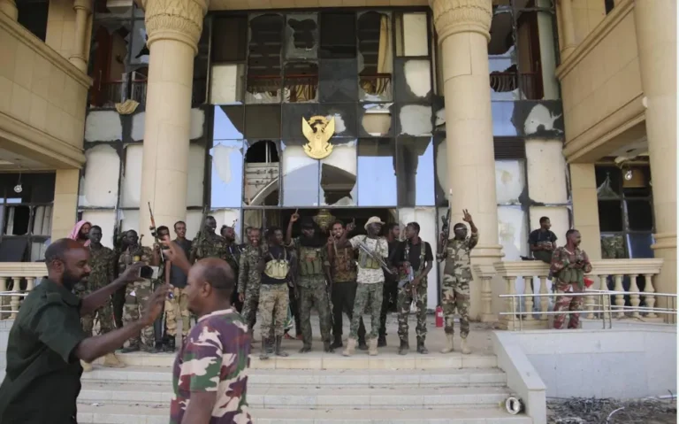 البرهان ينتقد مستشار ترمب… ويرفض عودة حمدوك و«حميدتي»