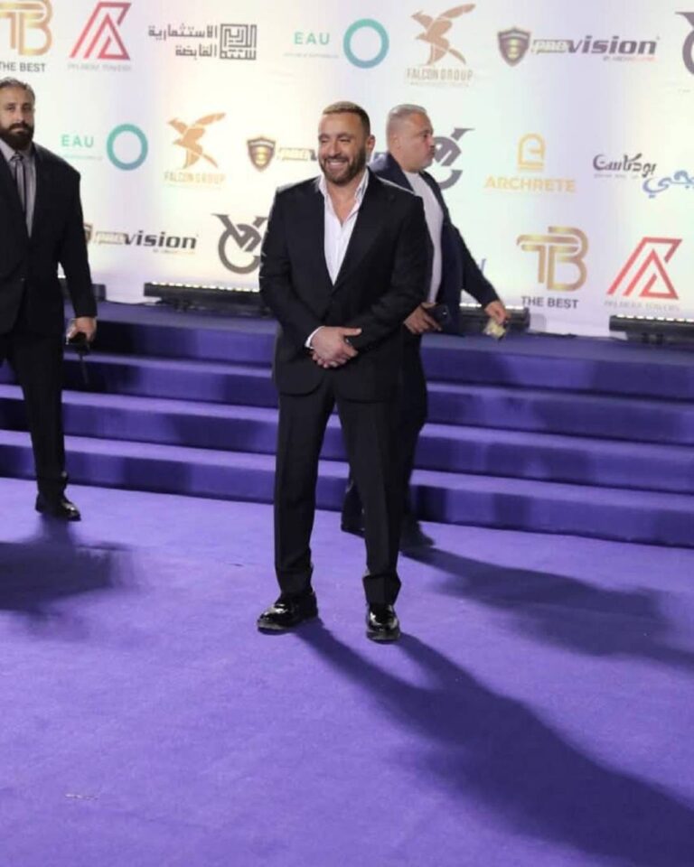 أحمد السقا ومحمد رمضان يشعلان حفل جوائز ”ذا بيست” بالرقص (فيديو)