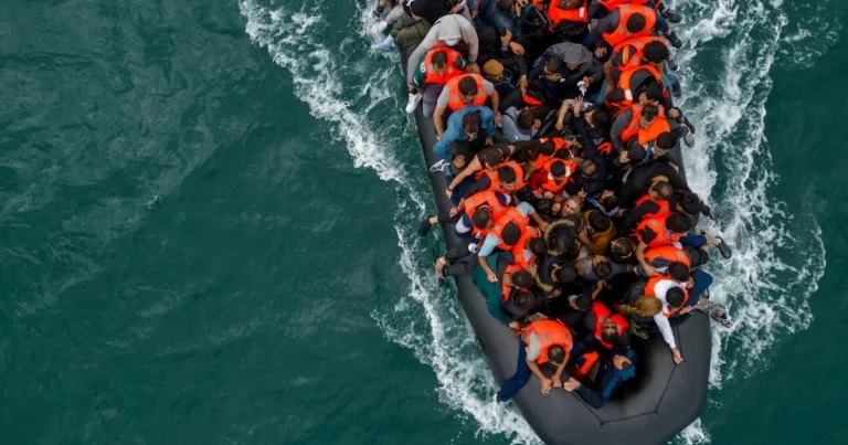 بريطانيا تراجع قوانين حقوق الإنسان في تعديل لسياسة اللجوء