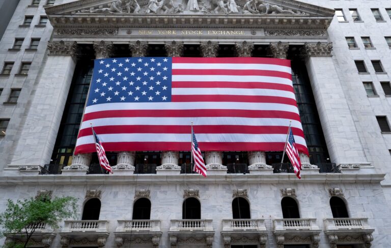 تقرير: المستثمرون يعودون بقوة إلى أسهم النمو الأمريكية