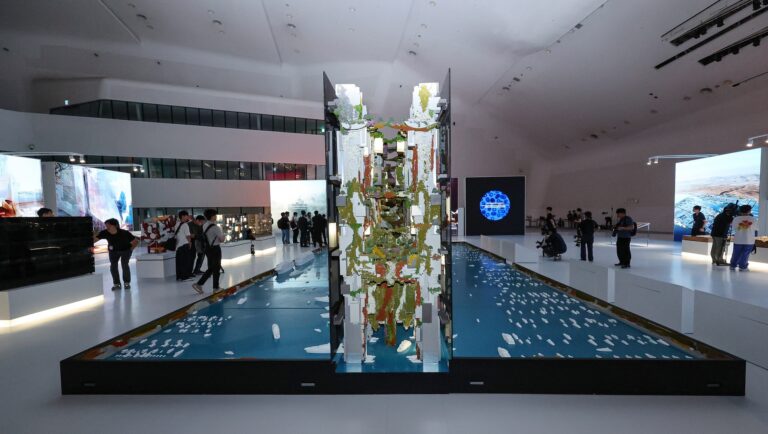 “رويترز”: السعودية بدأت بتقليص المزايا للكفاءات الأجنبية