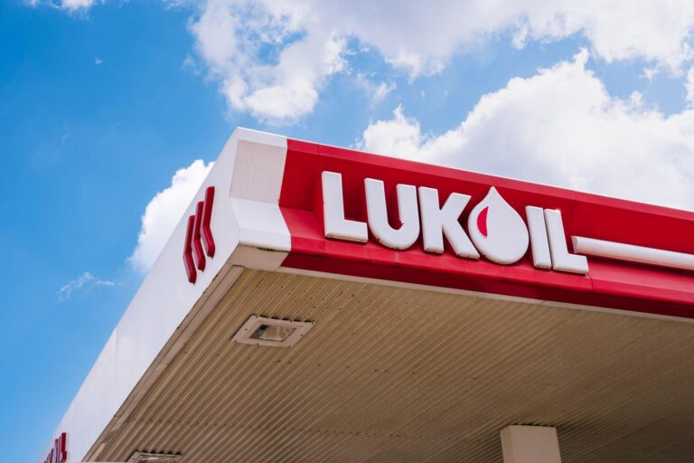 “رويترز”: العراق يبحث الحصول على إعفاء من العقوبات الأمريكية ضد “لوك أويل”