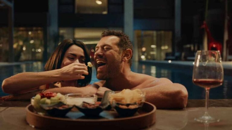 عمرو يوسف يرد على انتقادات وجود مشاهد جريئة في ”السلم والثعبان- لعب عيال”