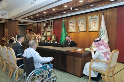 أمير عسير يؤجل ترقية “مسؤول” لتأخره بإنهاء معاملة مواطن