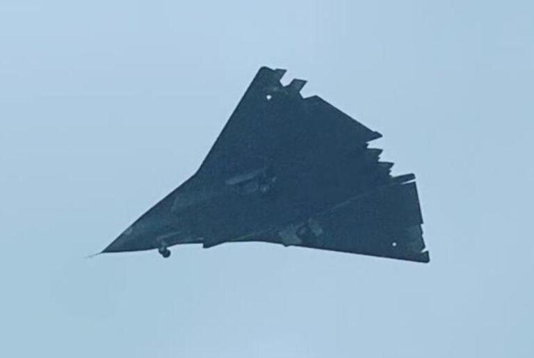 تتطور الطائرة الصينية J-36 بسرعة لتتفوق على المنافسين الأمريكيين الأبطأ تقدمًا