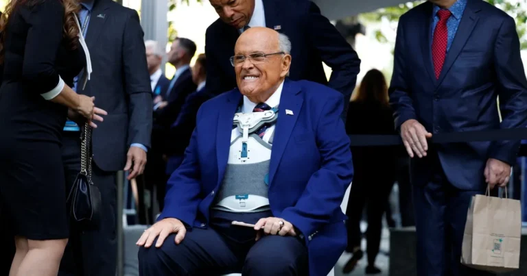 بينهم جولياني.. ترمب يمنح عفواً لمتهمين في ملف انتخابات 2020