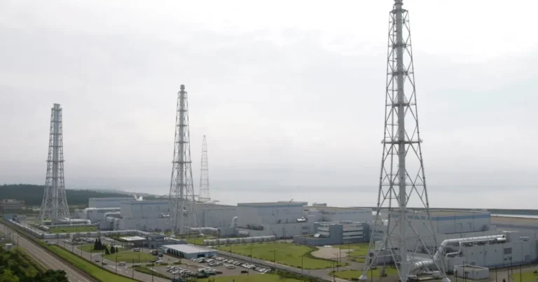 مسؤول محلي يزور فوكوشيما قبل قرار بشأن تشغيل المحطة النووية