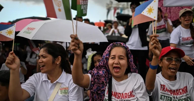 وسط تظاهرة ضد الفساد.. رئيس الفلبين يواجه انتقادات من نائبته