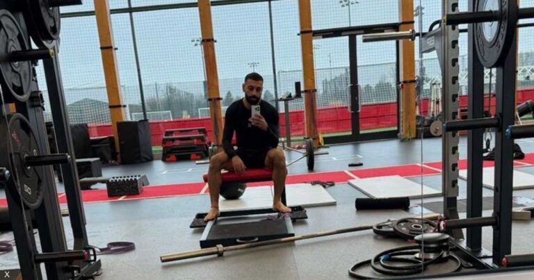 رد صلاح بعد الأزمة.. صورته وحيدا