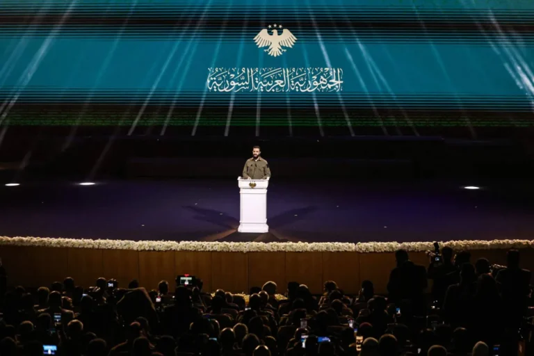 الشرع يلتقي 200 شخصية من محافظتي اللاذقية وطرطوس.. ويقدّم تطمينات