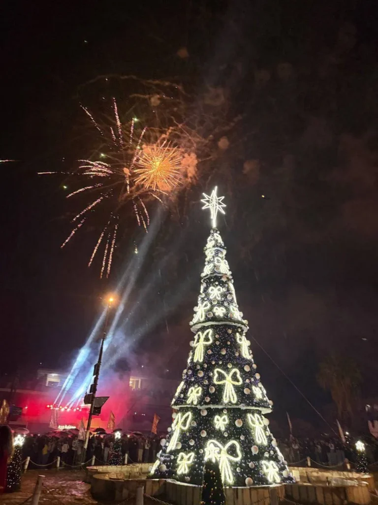 إنارة شجرة الميلاد بسوريا في مواجهة شبح الإرهاب والوضع الاقتصادي