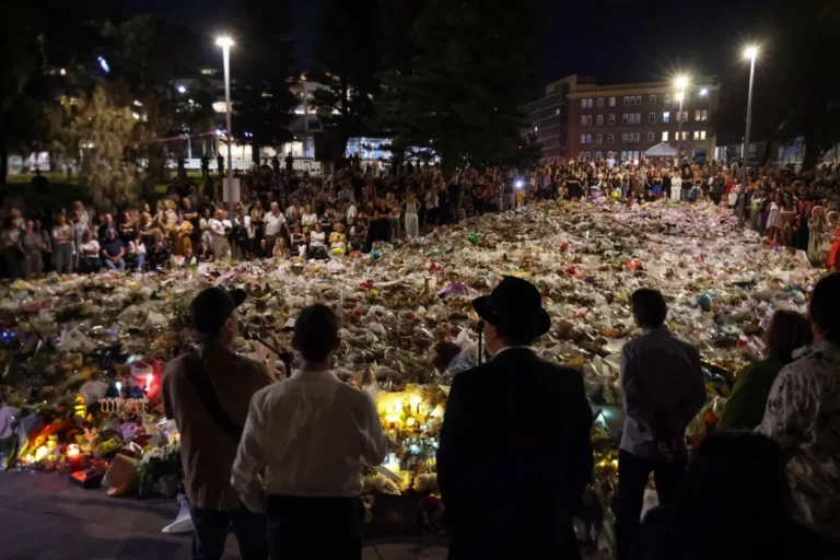 هجوم بونداي يترك حيّ المشتبه بهما في حالة صدمة