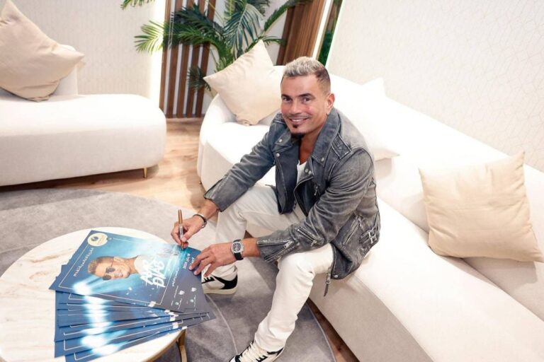 عمرو دياب يتابع تفاصيل قصة حياته مع إبراهيم عيسى (فيديو وصورة)