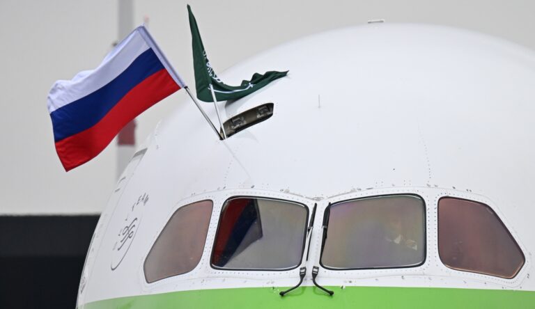 روسيا والسعودية تتفقان على زيادة رحلات الطيران المباشر بين البلدين