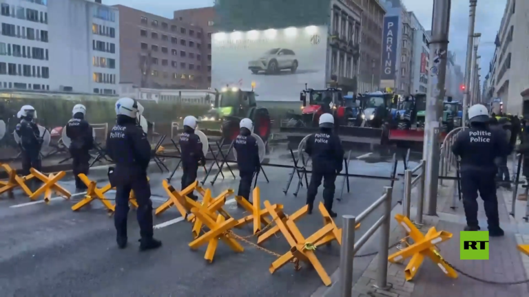 مزارعون يغلقون الطرق في بروكسل