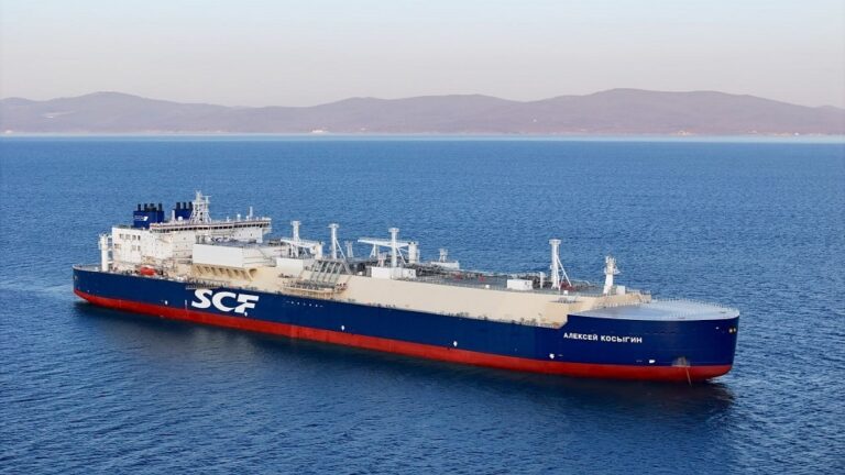 انطلاق أول ناقلة غاز مسال روسية ضخمة عبر منطقة القطب الشمالي