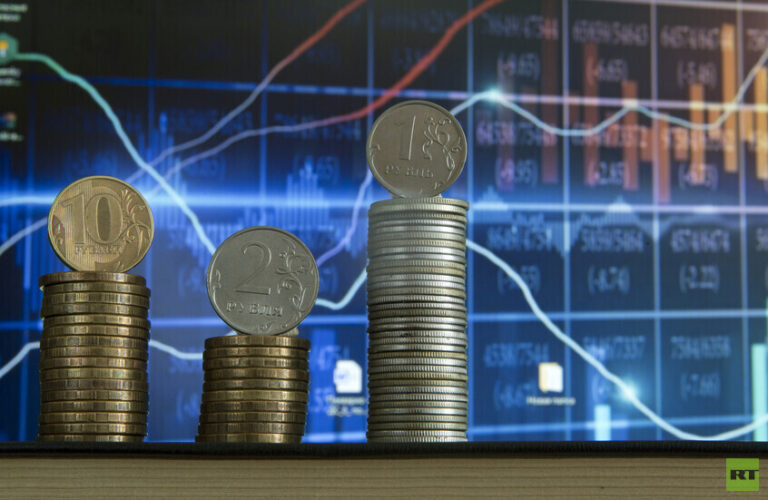 3 عوامل وراء الأداء المميز للروبل الروسي في 2025