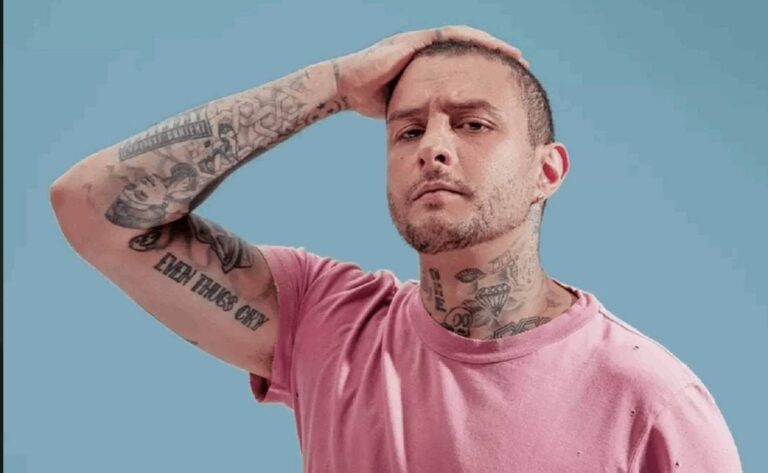 أحمد الفيشاوي يثير الجدل بين جمهوره بعد وفاة والدته (فيديو)