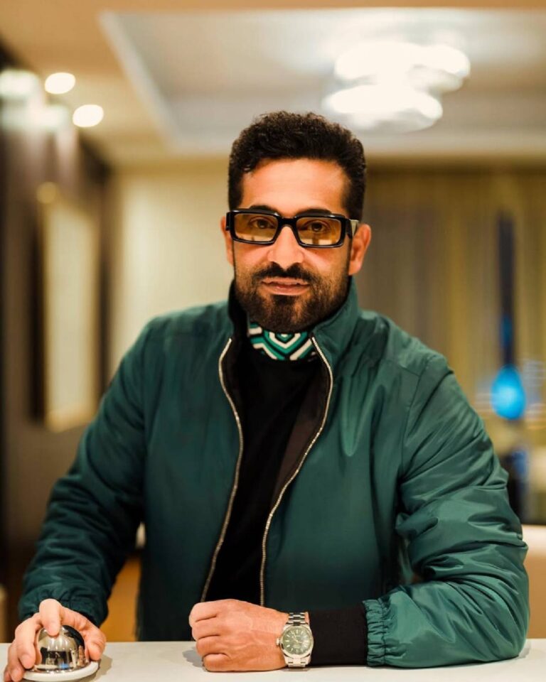 عمرو سعد يكشف تطورات بلاغه ضد معجبة لاحقته