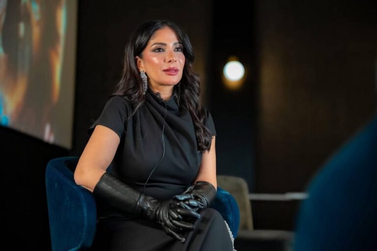 منى زكي تحتفل بعرض ”الست” في السعودية وصورتها تزيّن برج خليفة (فيديو وصور)