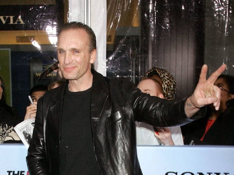 العثور على بيتر غرين نجم فيلم ”بالب فيكشن” مضرجاً بالدماء مع رسالة عصابة