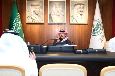 أمير عسير يكلف موظفًا لإنهاء معاملات مسن خلال أسبوع