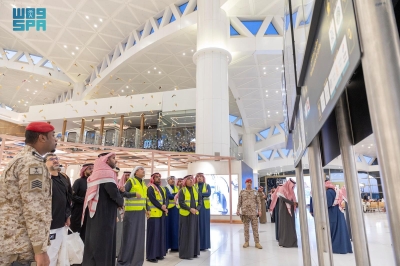 الجاسر يوجه بضمان الانضباط التشغيلي بمطار الملك خالد