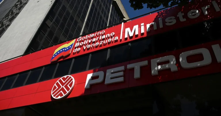 الحصار الأميركي قد يجبر فنزويلا على إغلاق آبار نفط خلال أيام